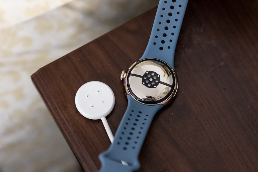 La semana pasada, Masimo, un fabricante de dispositivos médicos, anunció nuevos acuerdos con Google y Qualcommpara incorporar su tecnología de biosensores en los relojes inteligentes Wear OS. Este desarrollo es especialmente relevante ya que Masimo también es la razón por la que el Apple Watch Series 10 no incluye funciones de oxígeno en sangre en Estados Unidos.