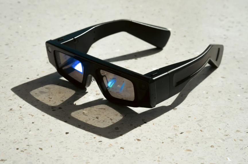 Las nuevas gafas de realidad aumentada de Snap han sido objeto de críticas severas por un exingeniero del proyecto, quien las describe como un “desastre”. Descubre las limitaciones y el futuro de estas gafas.