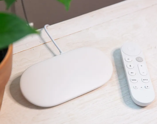 El nuevo Google TV Streamer 4K combina funciones de streaming y hogar inteligente en un solo dispositivo. Después de varios intentos y cambios de nombre, Google finalmente ha lanzado su mejor versión hasta la fecha. Este dispositivo llega con un procesador mejorado, más almacenamiento y compatibilidad con Matter y Thread, lo que lo convierte en una excelente opción para usuarios que buscan una solución todo en uno para su entretenimiento y smart home.