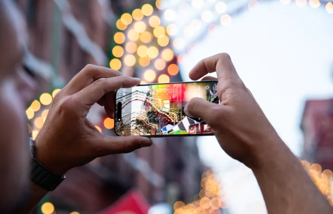 Se han estado siguiendo la lenta redefinición de la fotografía durante años. Estoy bastante seguro de que iniciamos el debate sobre "qué es una foto" en relación con la fotografía con smartphones. Este año, más empresas están lanzando herramientas de inteligencia artificial que redefinen cómo se crean las imágenes, desde la composición hasta la captura y la edición. Hemos escrito sobre algunas de esas herramientas y su impacto, que es significativamente diferente y más peligroso que el de herramientas como Photoshop.