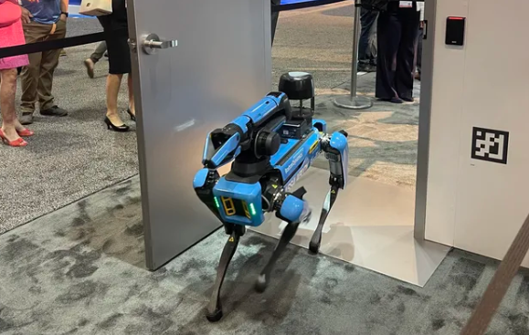 Assa Abloy, un conglomerado sueco que posee marcas como Kwikset y Level Lock, ha anunciado su asociación con Boston Dynamics. Este nuevo sistema de acceso digital está diseñado para permitir que los robots Spot, equipados con credenciales digitales, accedan a espacios restringidos de manera eficiente. Las empresas buscan facilitar la implementación de perros de seguridad robots que patrullen tanto el interior como el exterior de los edificios.