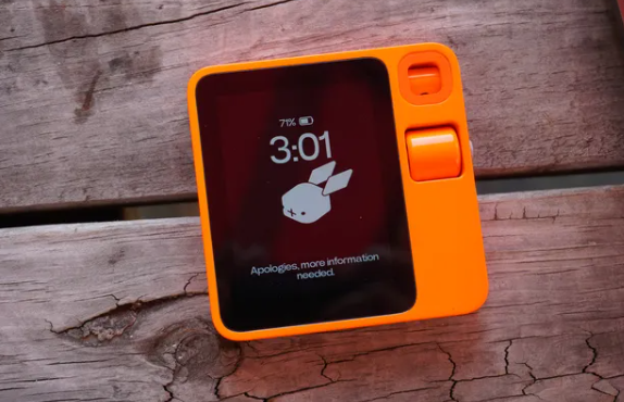 Dediquemos un momento al Rabbit R1. Solo 5,000 de las 100,000 personas que compraron este gadget de IA naranja lo están utilizando a diario, cinco meses después de su lanzamiento. Esta cifra proviene directamente del fundador de Rabbit, Jesse Lyu, quien la compartió con Fast Company mientras explicaba que el dispositivo tuvo que lanzarse antes de estar listo para adelantarse a las grandes empresas tecnológicas.