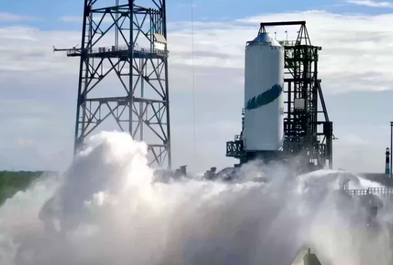 El cohete New Glenn de Blue Origin ha alcanzado un hito significativo esta semana al completar su primera prueba de fuego en el segundo estadio, validando las interacciones entre sus subsistemas, sus dos motores BE-3U y los sistemas de control en tierra. Esta prueba duró 15 segundos y permitió al equipo de operaciones de lanzamiento practicar los procedimientos en preparación para el lanzamiento planeado de New Glenn en noviembre.