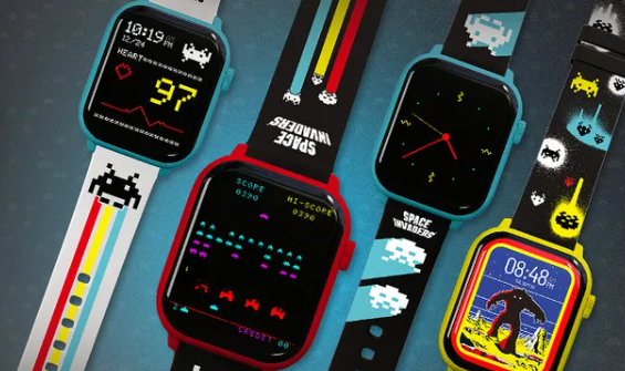 El Space Invaders: My Play Watch no se conecta a un smartphone, pero te permite disfrutar de Space Invaders directamente en tu muñeca. Desarrollado por la Corporación Taito en colaboración con Floor 84 Studio, este reloj combina la nostalgia de los videojuegos retro con funciones básicas de seguimiento de salud. Actualmente, está disponible por $60 para los primeros patrocinadores en una campaña de crowdfunding en Kickstarter.