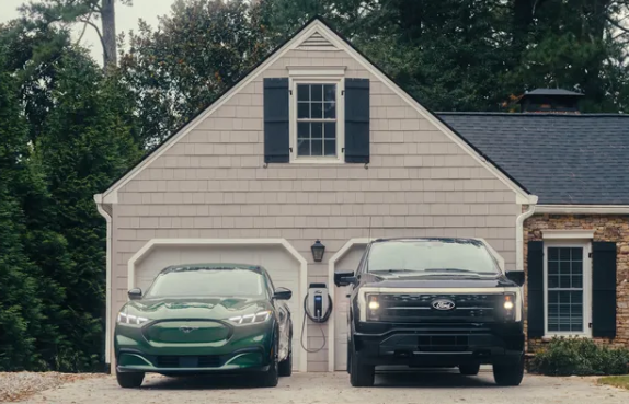 Las ventas de vehículos eléctricos están creciendo, pero muchas personas aún no están dispuestas a hacer el cambio. Para atraer a estos "indecisos", Ford ha lanzado la iniciativa "Ford Power Promise", que ofrece un conjunto de beneficios a los clientes que compren o alquilen un nuevo vehículo eléctrico. Entre estos beneficios, destaca un cargador de hogar gratuito y la cobertura de los costos de instalación estándar.