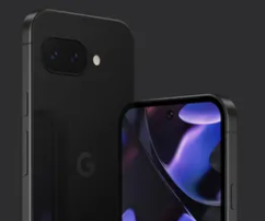 Los renders del Google Pixel 9A han sido filtrados, revelando un diseño notablemente diferente al de su predecesor, el Pixel 9. Esta nueva versión, que ha generado expectación entre los seguidores de la marca, parece prescindir del icónico visor en el módulo de la cámara. Las imágenes publicadas muestran un módulo en forma de píldora con dos cámaras casi a ras de la parte trasera del teléfono, junto a un flash ubicado a la derecha, reminiscentes a la parte trasera de un iPhone 7 Plus, pero en un formato ampliado. El resto del cuerpo mantiene un diseño similar al de otros dispositivos Pixel 9 y los iPhones actuales, con biseles delgados alrededor de la pantalla.