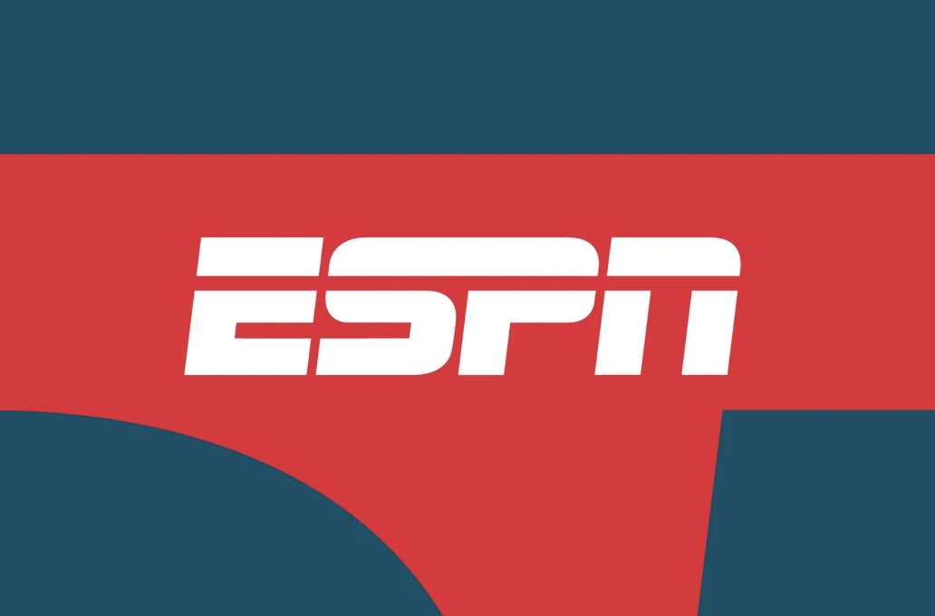 ESPN ha iniciado la publicación de resúmenes deportivos generados por inteligencia artificial (IA) para los partidos de fútbol femenino, con planes de expandir esta tecnología a otros deportes como el lacrosse. Este nuevo enfoque, que utiliza la IA de Microsoft, está diseñado para “aumentar” la cobertura existente, pero ha suscitado un debate sobre su impacto en la calidad del periodismo deportivo.