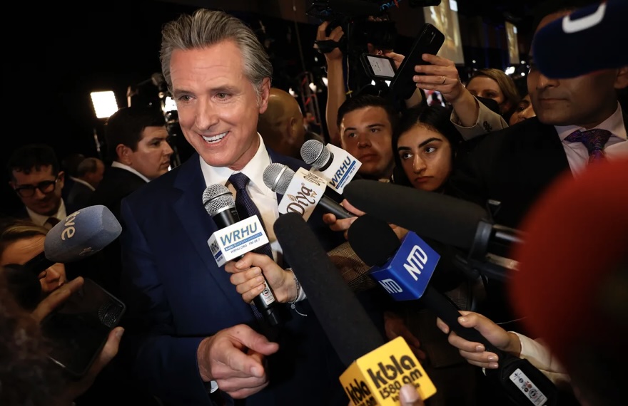 El gobernador de California, Gavin Newsom, ha aprobado recientemente dos leyes cruciales para la protección de los actores en el ámbito de la inteligencia artificial (IA). Estas nuevas leyes buscan limitar el uso de réplicas digitales de actores sin su consentimiento, marcando un avance significativo en la regulación estatal sobre el impacto de la IA en la industria del entretenimiento.