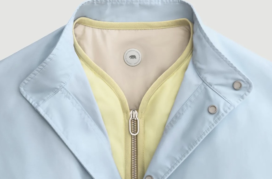 Las nuevas chaquetas modulares diseñadas por Jony Ive, el exdirector de diseño de Apple, han causado revuelo en el mundo de la moda. Esta colaboración con la renombrada marca francesa Moncler promete revolucionar la vestimenta exterior con un enfoque innovador en el diseño y la sostenibilidad. Las prendas están disponibles para preordenar y se espera que se conviertan en un ícono de estilo en la próxima temporada.