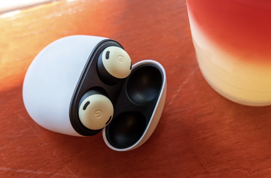 Google ha anunciado que eliminará la función de ‘tocar y mantener’ en los Pixel Buds Pro, que permitía a los usuarios escuchar notificaciones no leídas con solo tocar y mantener presionado el auricular. A partir de ahora, los usuarios deberán utilizar el comando de voz “Lee mis notificaciones” a través del Asistente para acceder a las alertas.