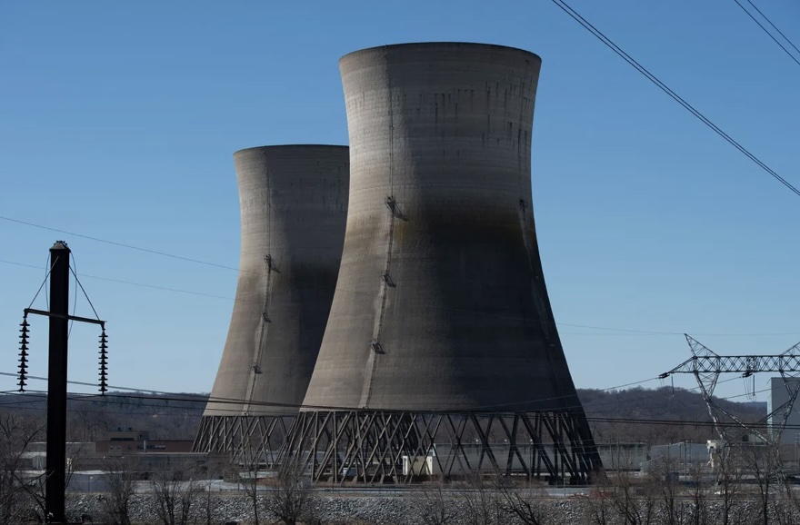 Microsoft ha dado un paso significativo hacia la sostenibilidad al firmar un contrato para revivir la planta nuclear Three Mile Island, cerrada desde 2019. Si los reguladores aprueban el acuerdo, Microsoft obtendrá derechos exclusivos sobre el 100 % de la producción de energía para sus centros de datos de inteligencia artificial (IA).