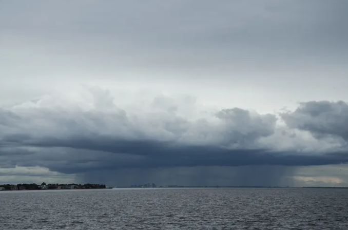 El Golfo de México está casi tan caliente como un baño, y esto ha dado lugar a monstruosas tormentas. Los huracanes Milton y Helene se alimentan de aguas inusualmente cálidas, poniendo en riesgo a Florida con marejadas y tormentas intensas. Este fenómeno resalta la alarmante conexión entre el cambio climático y la intensidad de las tormentas.