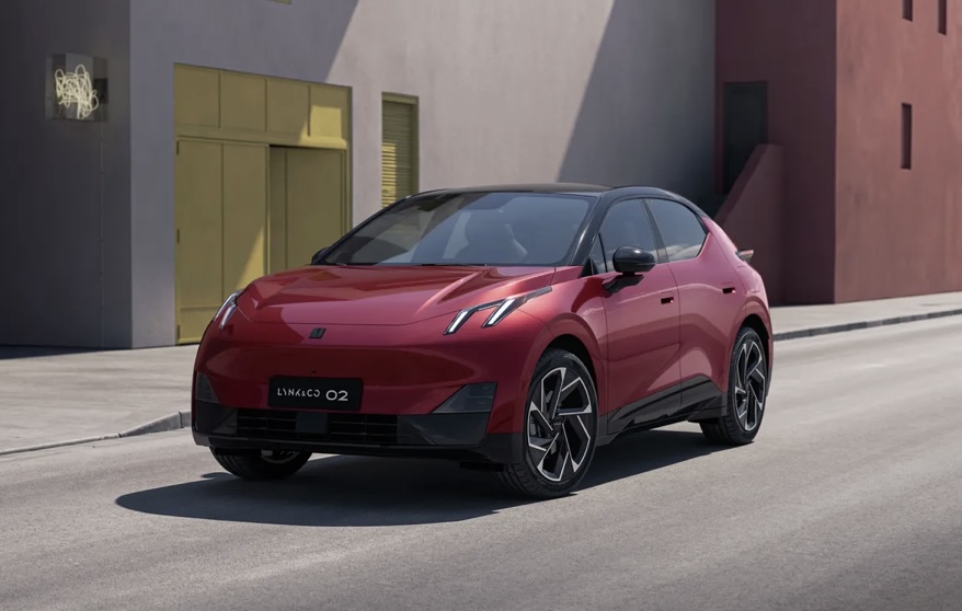 Lynk & Co ha presentado oficialmente el 02, su primer vehículo completamente eléctrico, que busca cambiar la forma en que los usuarios piensan sobre la propiedad de automóviles. Diseñado para ser compartido con familiares, amigos y cualquier persona dispuesta a pagar por ello, el 02 promete ser una opción accesible y sostenible.