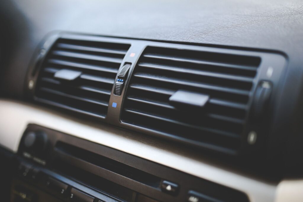 Coche a 60ºC en el interior: así se baja la temperatura del habitáculo en minutos este verano