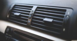 Coche a 60ºC en el interior: así se baja la temperatura del habitáculo en minutos este verano