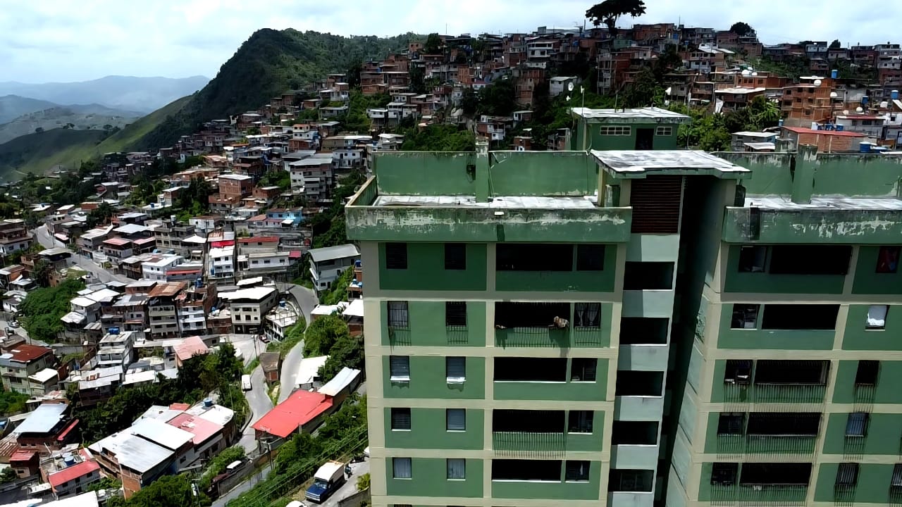 Alcalde Fraija entregó $13.850 en certificados a familias de Res. Cumbre Alta